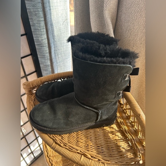 UGG Bailey Bow Uggs! Like new, bottoms show almost no wear. Great condition S/7 - Picture 5 of 7